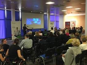 Pokaż zdjęcie: Pan Paweł Kowalski Kierownik Marketingu i Organizacji Imprez Cywilno-Wojskowego Klubu Sportowego Zawisza Bydgoszcz z prezentacją dotyczącą kompleksu sportowego Zawisza