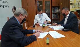 Pokaż zdjęcie: na zdjęciu: Tomasz Stefaniak Prezes Zarządu MUSI Sp. z o.o. i przedstawiciele Funduszu Władysław Skwarka, Przemysław Suligorski podpisują umowę w siedzibie Oddziału Łódzkiego PFRON