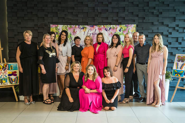 Pokaż zdjęcie: Zarządzający fudnacją na zdjęciu grupowym