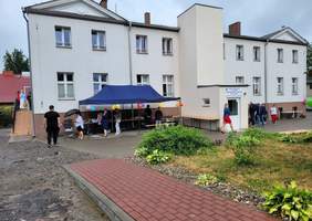 Pokaż zdjęcie: Atrakcje przed budynkiem