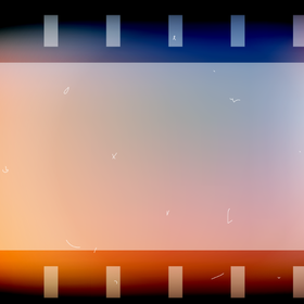 Stylizowana ilustracja taśmy filmowej na tle z przejściem kolorów od granatu do czerwieni.