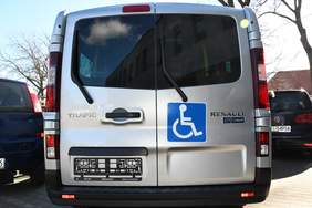 Pokaż zdjęcie: Tył samochodu gdzie jest naklejka - symbol przewozu osób z niepełnosprawnościami