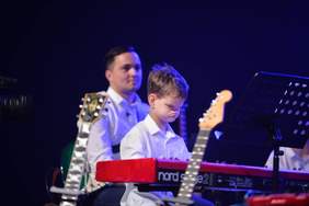 Pokaż zdjęcie: Występ Olafa Bielaka i Kordiana podczas fnału 11. Festiwalu Piosenki „Integracja malowana dźwiękiem” 