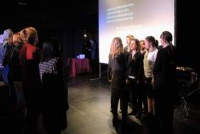 Pokaż zdjęcie: Śpiewanie pieśni patriotycznych w uczniami SOSW