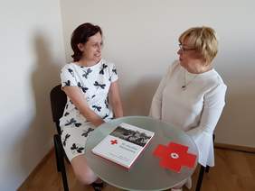Pokaż zdjęcie: Małgorzata Pyka, Dyrektor Małopolskiego Oddziału Okręgowego PCK oraz Marta Mordarska, Dyrektor Małopolskiego Oddziału PFRON