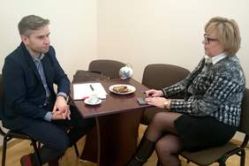 Pokaż zdjęcie: Tomasz Włodarski – zastępca dyrektora Małopolskiego Instytutu Kultury w Krakowie oraz Marta Mordarska – dyrektor Małopolskiego Oddziału PFRON