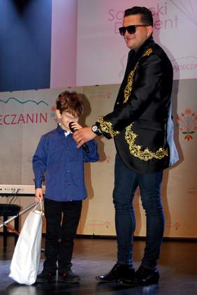 Pokaż zdjęcie: Olaf Bielak oraz piosenkarz Wacław „Kordian” Cieślik 