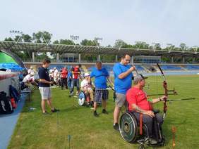 Pokaż zdjęcie: Uczestnicy zawodów z łukami podczas konkurencji