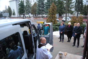 Pokaż zdjęcie: Uroczyste poświęcenie nowego samochodu współfinansowanego ze środków PFRON