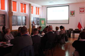 Pokaż zdjęcie: Małgorzata Żywicka specjalista Oddziału Lubelskiego PFRON oraz uczestnicy spotkania