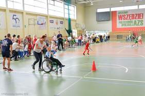 Pokaż zdjęcie: Konkurencja turniejowa - bieg z piłką - Źródło: Politechnika Opolska