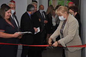 Pokaż zdjęcie: Przecięcie wstęgi w ŚDS