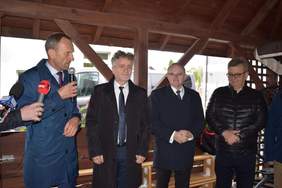 Pokaż zdjęcie: Wójt gminy Piekoszów Zbigniew Piątek wita zaproszonych gości (fot. portal gminy Piekoszów) 