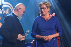 Pokaż zdjęcie: Ksiądz Piotr Adamczyk, Dyrektor Radia RDN odbiera gratulacje od Pani Minister Józefy Szczurek-Żelazko