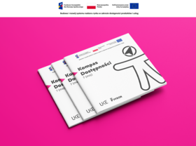 Grafika informacyjna dotycząca Kompasu Dostępności. U góry znajdują się logotypy programu Fundusze Europejskie dla Rozwoju Społecznego, Rzeczpospolitej Polskiej oraz Unii Europejskiej. Poniżej tekst: „Budowa i rozwój systemu nadzoru rynku w zakresie dostępności produktów i usług”. Na środku grafiki, na różowym tle umieszczono trzy broszury, ułożone jedna na drugiej, prezentujące Kompas Dostępności.