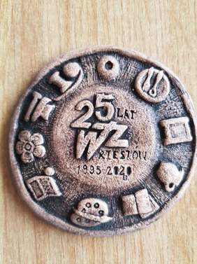 okolicznościowy medal z napisem 25 lat wtz, daty 1995-2020, wokoło symbole pracowni