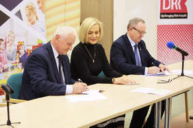 Pokaż zdjęcie: podpisanie umowy w ramach Partnerstwa dla osób z niepełnosprawnościami