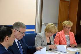 Pokaż zdjęcie: Marta Mordarska, Dyrektor Małopolskiego Oddziału PFRON w obecności Wiceminister Józefy Szczurek-Żelazko podpisuje umowy w ramach Programu Wyrównywania Różnic Między Regionami III w Powiecie Tarnowskim