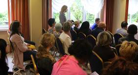 Przedstawicielka Warsztatu Terapii Zajęciowej zadaje pytania podczas spotkania