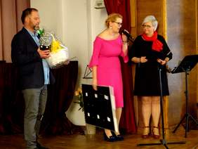 Kierownicy jubileuszowych WTZ-ów na scenie - dziękują za życzenia, gratulacje, kwiaty i prezenty 