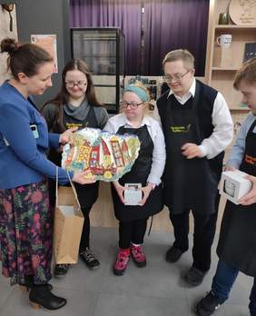 Pokaż zdjęcie: Pracownicy kawiarni Społeczna Kaffka  podczas oficjalnego otwarcia.