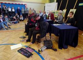 Pokaż zdjęcie: Spotkanie uczniów Szkoły Podstawowej z Oddziałami Integracyjnymi nr 12 w Krakowie z artystą Stanisławem Kmiecikiem