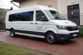 Biały pojazd do przewozu osób z niepełnosprawnościami