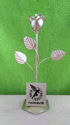 Okolicznościowa statuetka - złota róża z logo Orlika we Frysztaku