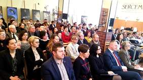 Pokaż zdjęcie: Uczestnicy konferencji w Szamotułach pt.: „Spółdzielnie socjalne jako sposób na przeciwdziałanie bierności zawodowej osób niepełnosprawnych”