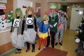 Pokaż zdjęcie: występ artystyczny podopiecznych i terapeutów ŚDS w Rożdżałach