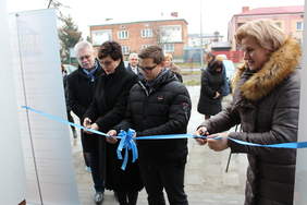 Pokaż zdjęcie: Barbara Grądkowska Dyrektor SOSW, Teresa Misiuk Lubelski Kurator Oświaty, Jerzy Dębski Dyrektor Oddziału Lubelskiego PFRON, uczeń SOSW