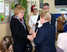 Pokaż zdjęcie: Marta Mordarska – dyrektor Małopolskiego Oddziału PFRON złożyła życzenia świąteczne uczestnikom świątecznego spotkania