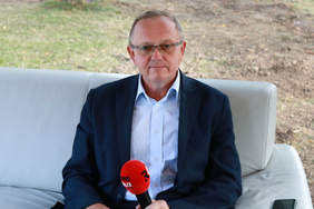 Pokaż zdjęcie: Dyrektor Andrzej Michalski podczas wywiadu w „Stacji Wakacje”