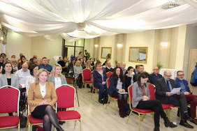 Pokaż zdjęcie: Zdjęcie sali konferencyjnej z uczestnikami