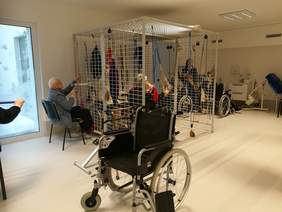 Pokaż zdjęcie: Sala rehibilitacyjna dla podopiecznych Domu Pomocy Społecznej Prowadzonego przez Zgromadzenie Sióstr Pielęgniarek  Według Trzeciej Reguły św. Franciszka