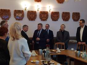 Pokaż zdjęcie: Starosta Powiatu Gliwickiego Waldemar Dombek składa podziękowania dyrektorowi Oddziału Śląskiego PFRON Janowi Wrońskiemu