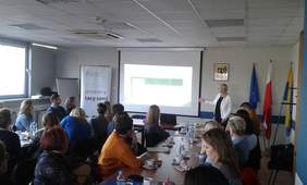 Pokaż zdjęcie: Prezentacja zagadnień przez pracownika Oddziału Śląskiego PFRON Teresę Saczuk