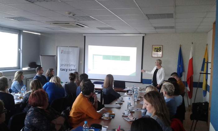 Pokaż zdjęcie: Prezentacja zagadnień przez pracownika Oddziału Śląskiego PFRON Teresę Saczuk