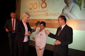 Pokaż zdjęcie: Wręczenie kluczy przez Annę Krzysteczko Wiceprezydent Miasta Ruda Śląska