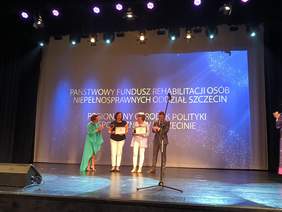 Pokaż zdjęcie: Wręczenie nagrody dla PFRON