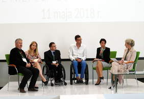 Pokaż zdjęcie: Dyskusja na temat przeszkód, zachęt i szans stojących przed osobami z niepełnosprawnością w ich życiu prywatnym i zawodowym. Przy głosie Agnieszka Grzegorczyk z Poczty Polskiej