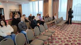 Pokaż zdjęcie: Uczestnicy na sali konferencyjnej