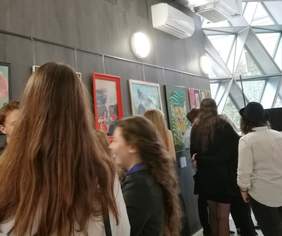 Pokaż zdjęcie: Wystawa prac ubiegłorocznego Konkursu Plastycznego w opolskim Teatrze Lalki i Aktora