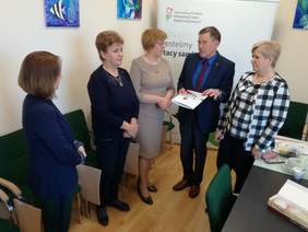 Pokaż zdjęcie: Podpisywanie umowy o dofinansowanie projektu w ramach "Programu wyrównywania różnic między regionami III" z PSONI Koło w Miechowie