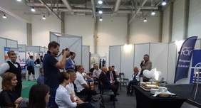 Pokaż zdjęcie: wystawcy 