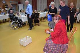 Pokaż zdjęcie: Uczestnicy Balu Karnawałowego w Domu Pomocy Społecznej przy ul. Bukowskiej w Poznaniu