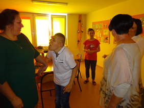 Pokaż zdjęcie: Osoby niepełnosprawne w świetlicy