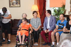 Pokaż zdjęcie: Podopieczni i pracownicy Stowarzyszenia Krok za Krokiem