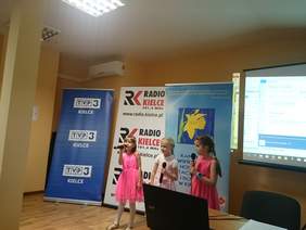 Pokaż zdjęcie: Występ wokalny podczas inauguracji akcji Pola Nadziei