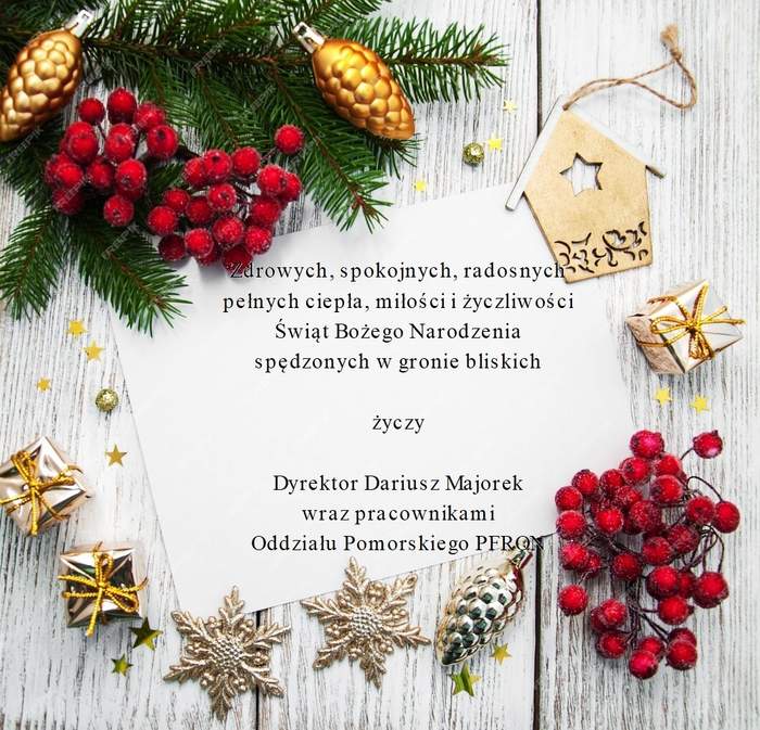 Pokaż zdjęcie: Kartka świąteczna z życzeniami Bożonarodzeniowymi. Na tle drewnianych desek ozdoby: złote i srebrne bombki, szyszki, gwiazdki, prezenty i dekoracja w kształcie domku. Życzenia od dyrektora Dariusza Majorka i pracowników PFRON Oddziału Pomorskiego.